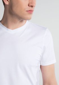 Na obrázku je bílé tričko s krátkým rukávem a v-výstřihem