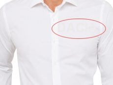 Faux pas: Tričko s nápisem pod bílou košilí
